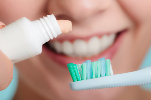 teeth cleaning using charcoal toothpaste